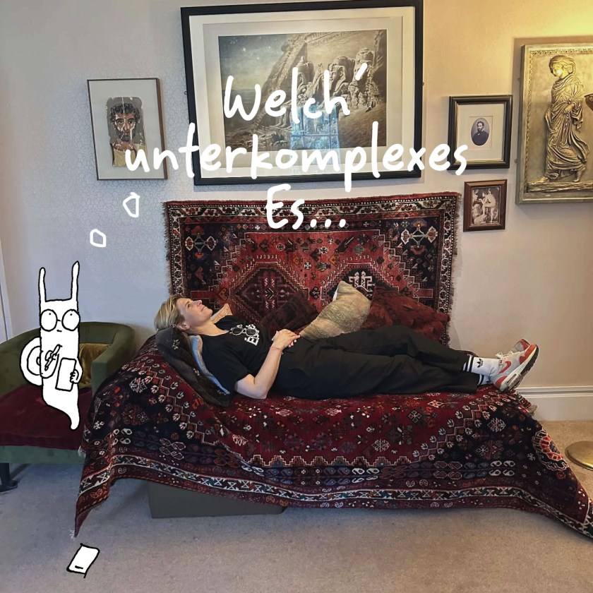 Ute Hamelmann bei Sigmund Freud auf der Couch mit einem unterkomplexen Es.